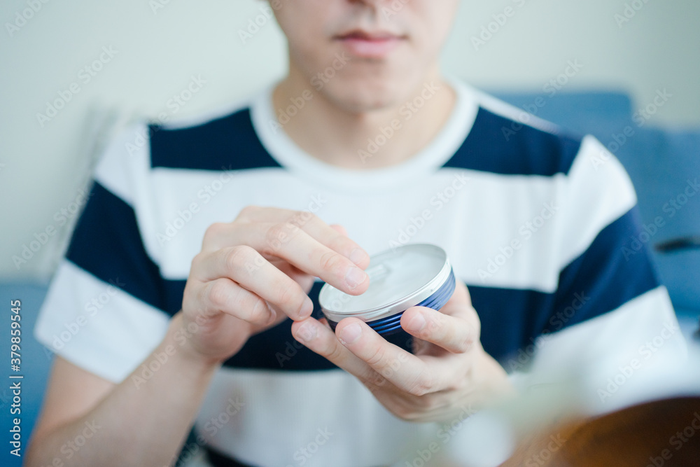 メンズコスメでスキンケアをする男性 メンズコスメでスキンケアをする男性