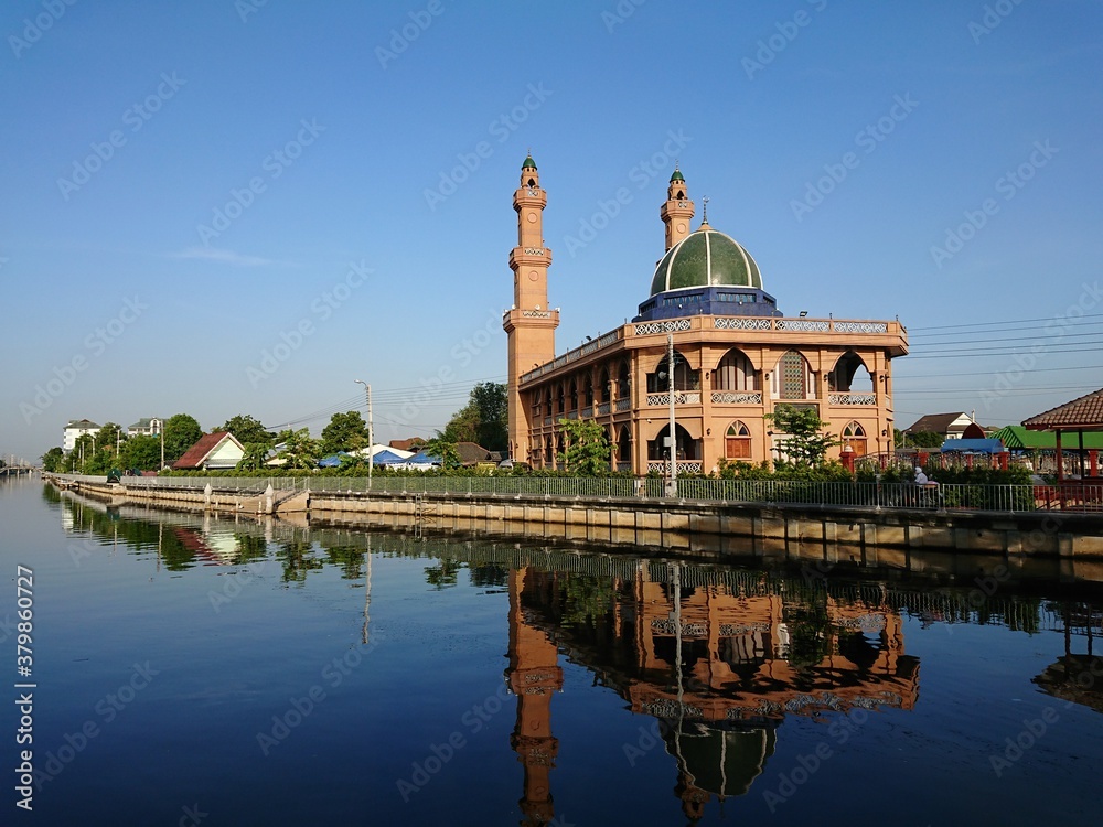 Fototapeta premium Mosque on Bangkok canal