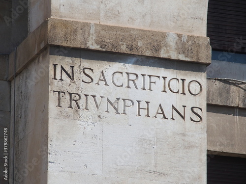 Inschrift an einem Gebäude der Piazza Vincenzo Bellini, Catania, Sizilien, Italien