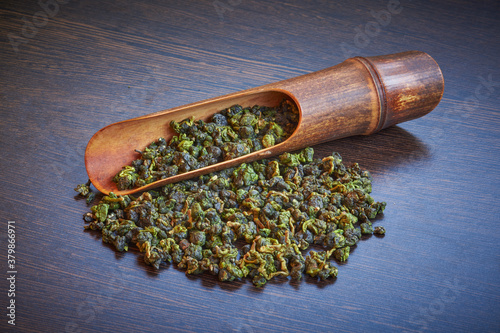 фотографія Taiwan oolong tea Li shan with wooden spoon close up