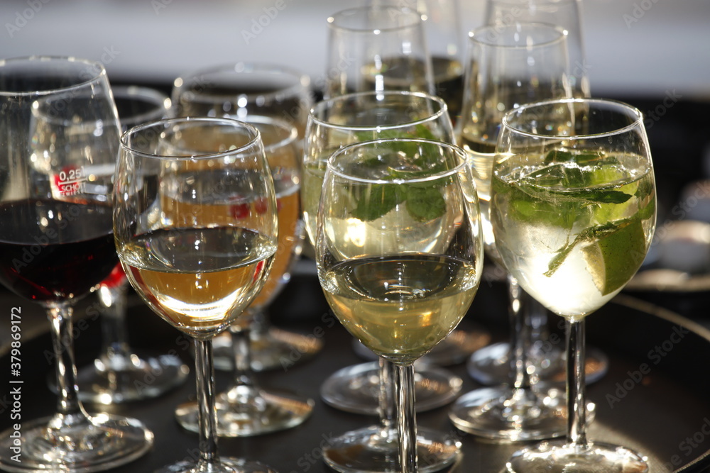Gläser mit Aperitif, Hugo, Wine, Minze, Früchten. Gläser mit Aperitif, Hugo, Wine, Minze, Früchten.