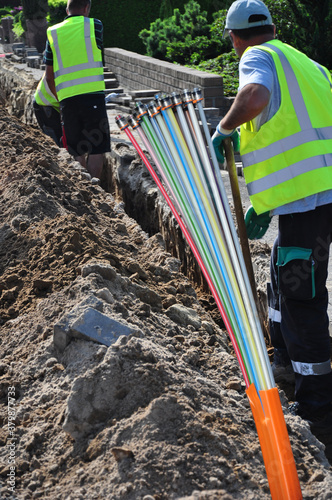 Glasfasertechnologie, eine Baustelle für den Ausbau des Glasfasernetzes mit Bau und Verlegearbeiten photo