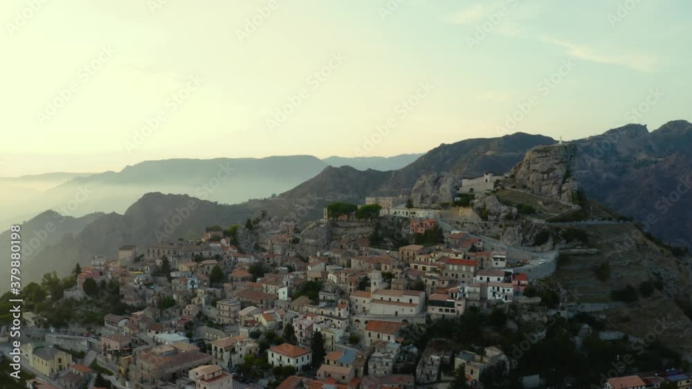 Bova superiore in Calabria, vista aerea della città al tramonto Bova superiore in Calabria, vista aerea della città al tramonto