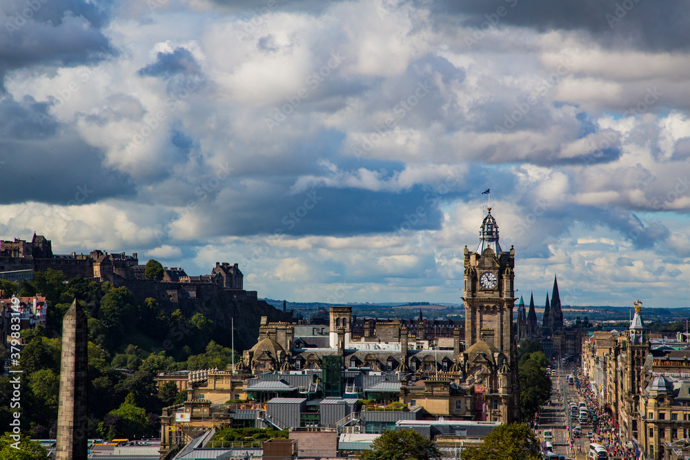 Vista de calle ayuntamiento y ciudad de Edimburgo
