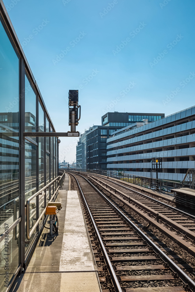 Gleise einer U-Bahnlinie in Hamburg
