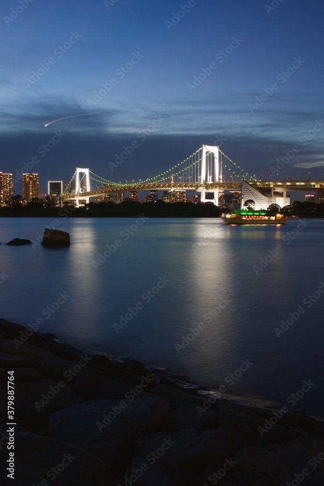 Fototapeta premium お台場夜景 レインボーブリッジライトアップ 岸辺からの眺め 岩場 屋形船