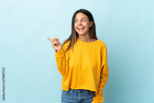 Caucasian girl isolated on blue background intending to realizes the solution while lifting a finger up