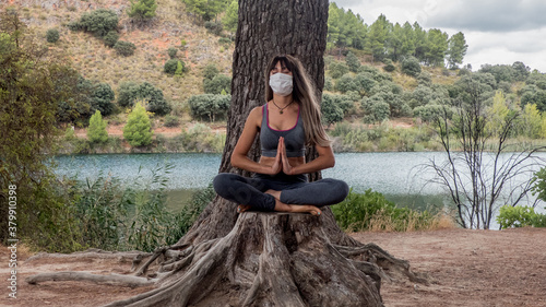 Mujer joven haciendo yoga en las Lagunas de Ruidera. photo