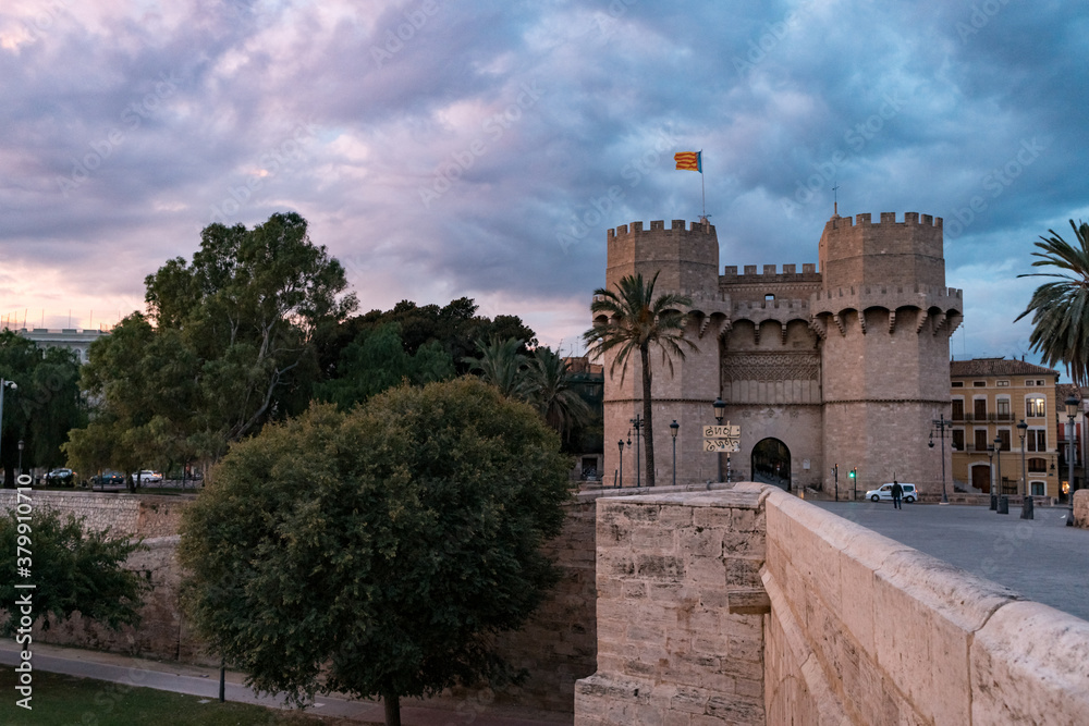 Obraz premium Dawn sky over Serranos towers