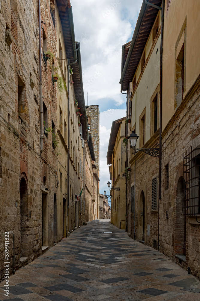 Enge Straße in der Altstadt von Colle di Val d'Elsa in der Toskana in Italien 