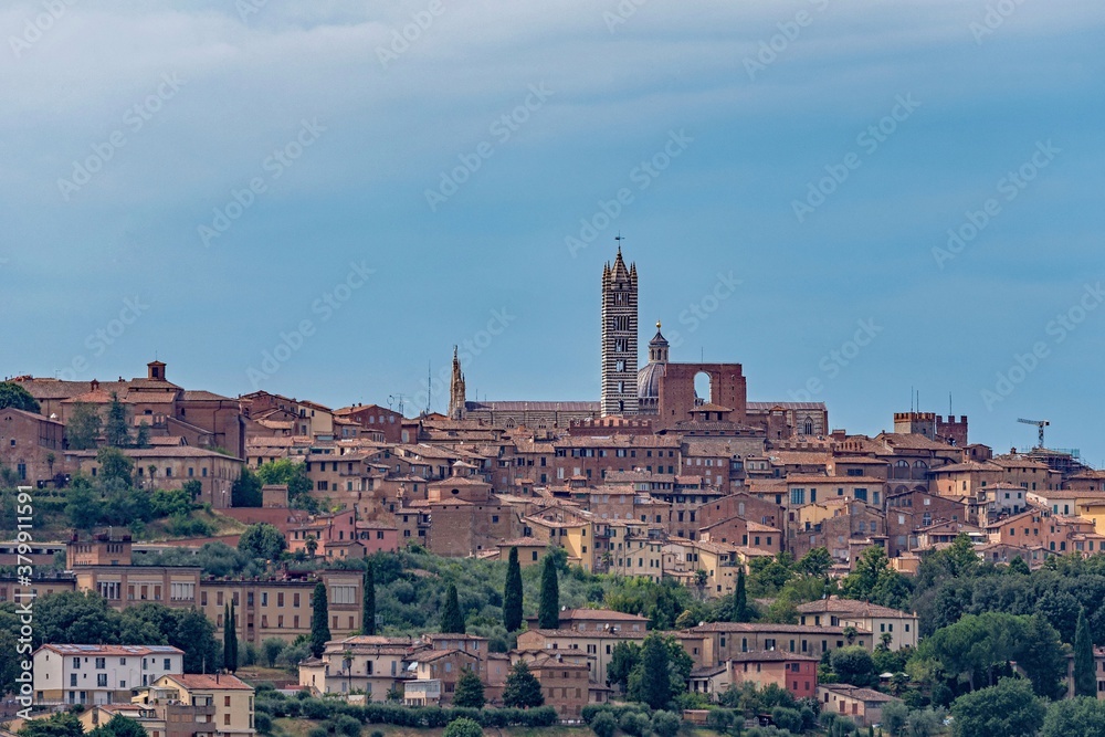 Blick auf die Altstadt von Siena in der Toskana in Italien 