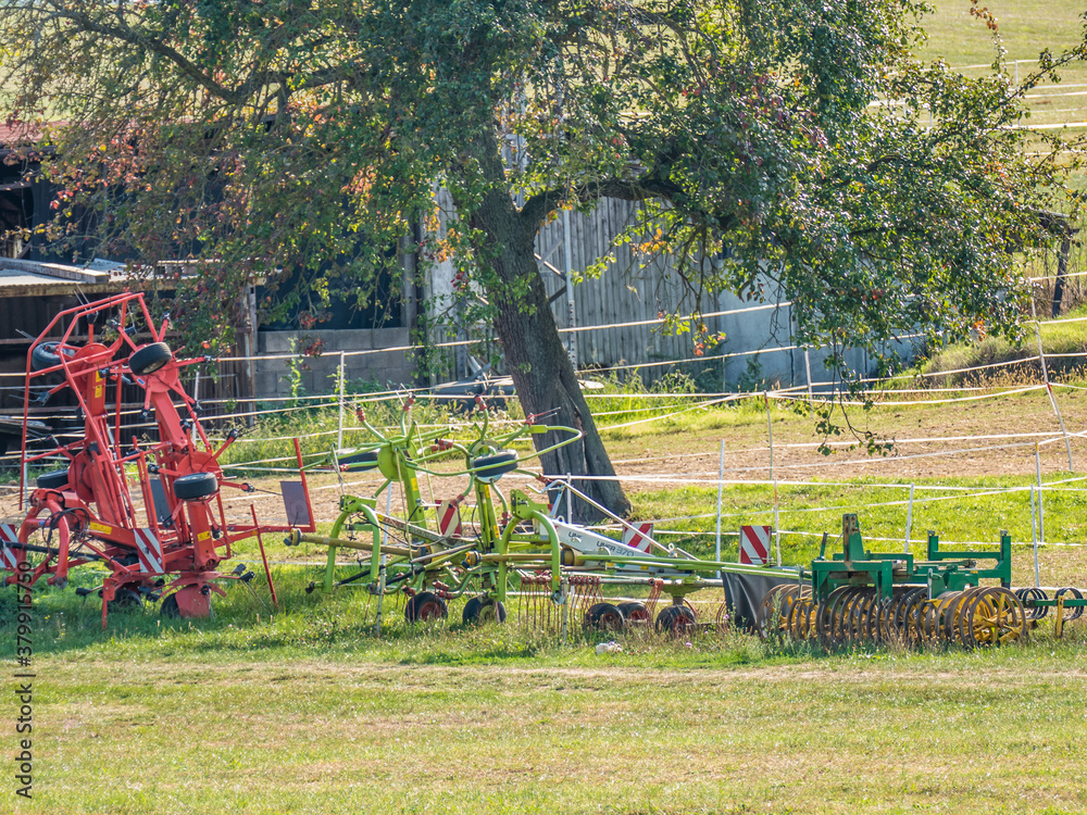 Fototapeta Traktor bei der Arbeit auf dem Feld