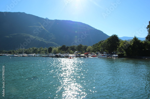 Wasser, Sonne, Berge, Bäume