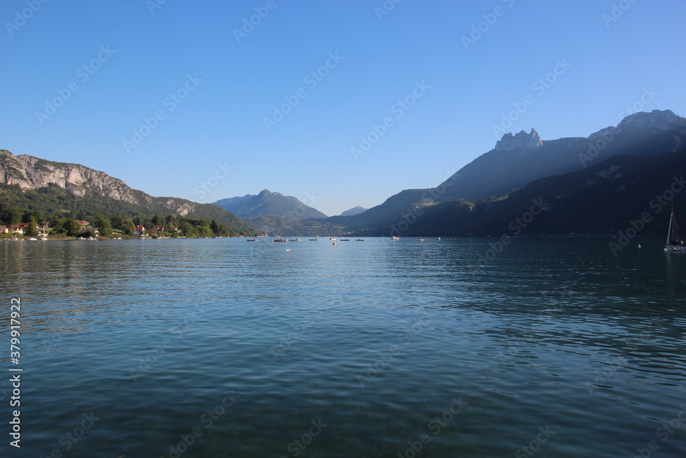 Wasser, Berge, Himmel
