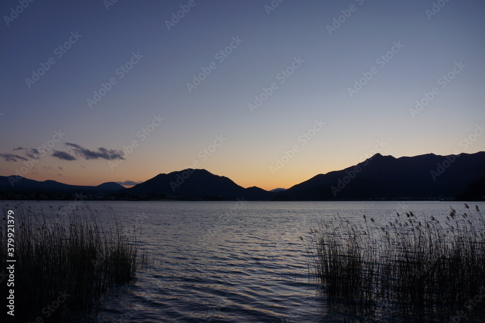 湖畔の夕焼け　美しい空