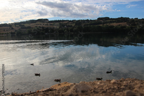 Wasser, Himmel, Grünland
