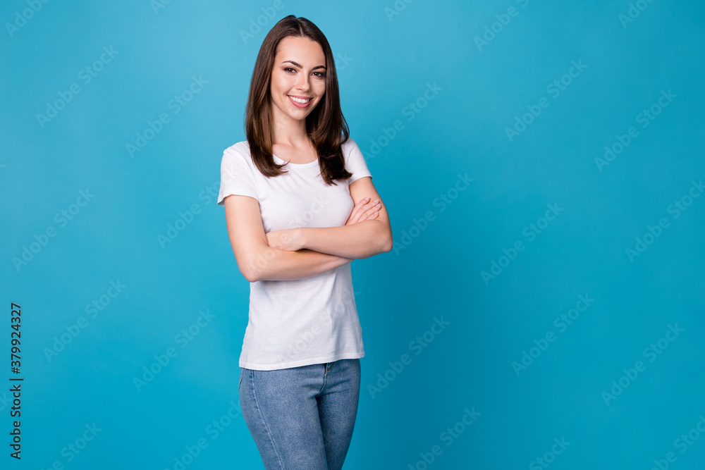 Photo of pretty attractive confident lady hold arms crossed boss worker successful career promotion beaming smile wear casual white t-shirt jeans isolated blue color background Photo of pretty attractive confident lady hold arms crossed boss worker successful career promotion beaming smile wear casual white t-shirt jeans isolated blue color background