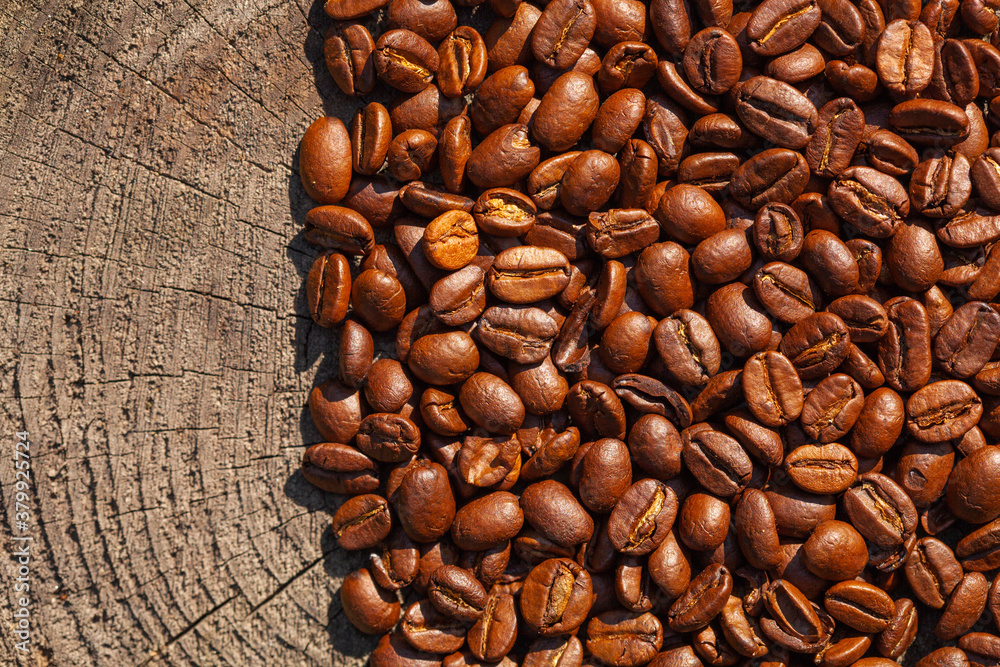 Naklejka premium roasted Coffee beans on wood background