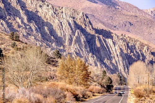 Fotografija scanes of rocky cliffs near bishop california