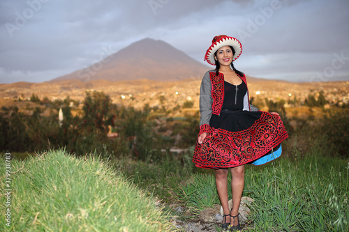 Peruanerin aus Arequipa mit traditioneller Tracht. photo