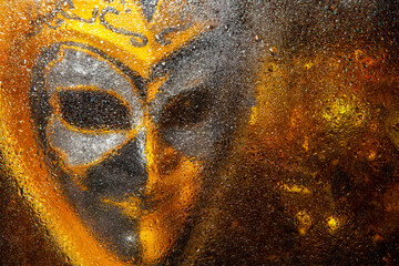 Keuken achterwand Carnaval Carnavalsmasker met waterdruppels close-up  © jonicartoon