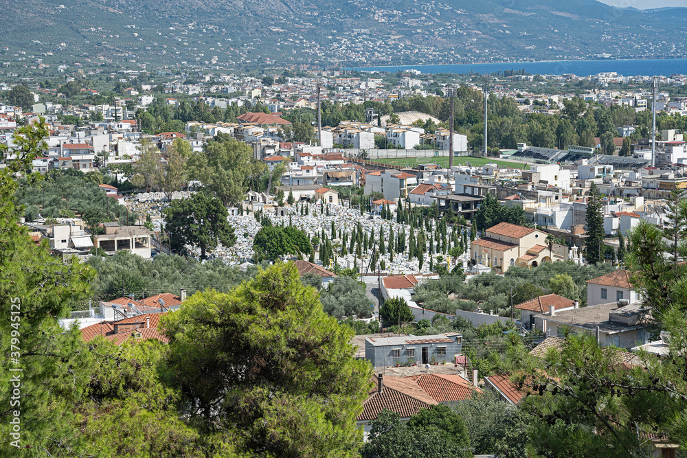 Sicht vom Kastro auf die Stadt Kalamata (mit Friedhof), Peleponnes, Griechenland
