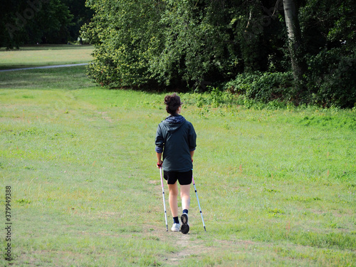 Junge Frau beim Nordic walking