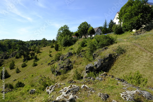 Landschaft und Felsenhänge im Kleinziegenfelder Tal, Fränkische Schweiz, Landkreis Lichtenfels, Oberfranken, Franken, Bayern, Deutschland