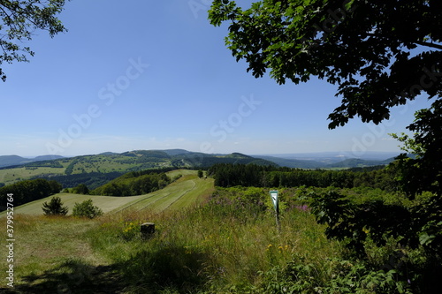 Landschaft am Schwedenwall im Biosh  renreservat Rh  n zwischen Hessischer Rh  n und Bayerischer Rh  n  Deutschland