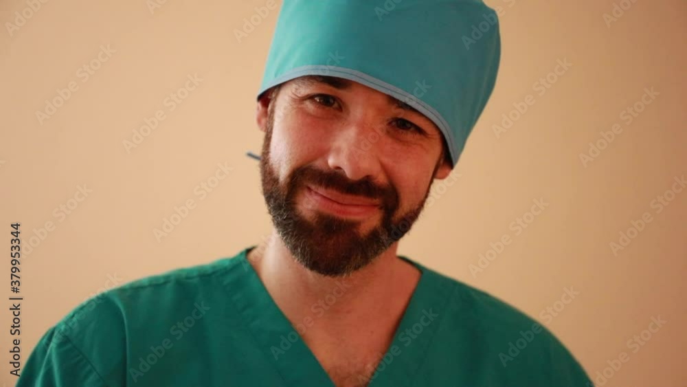 retrato hombre médico mexicano latino pensando lentes cirugia sonriendo retrato hombre médico mexicano latino pensando lentes cirugia sonriendo