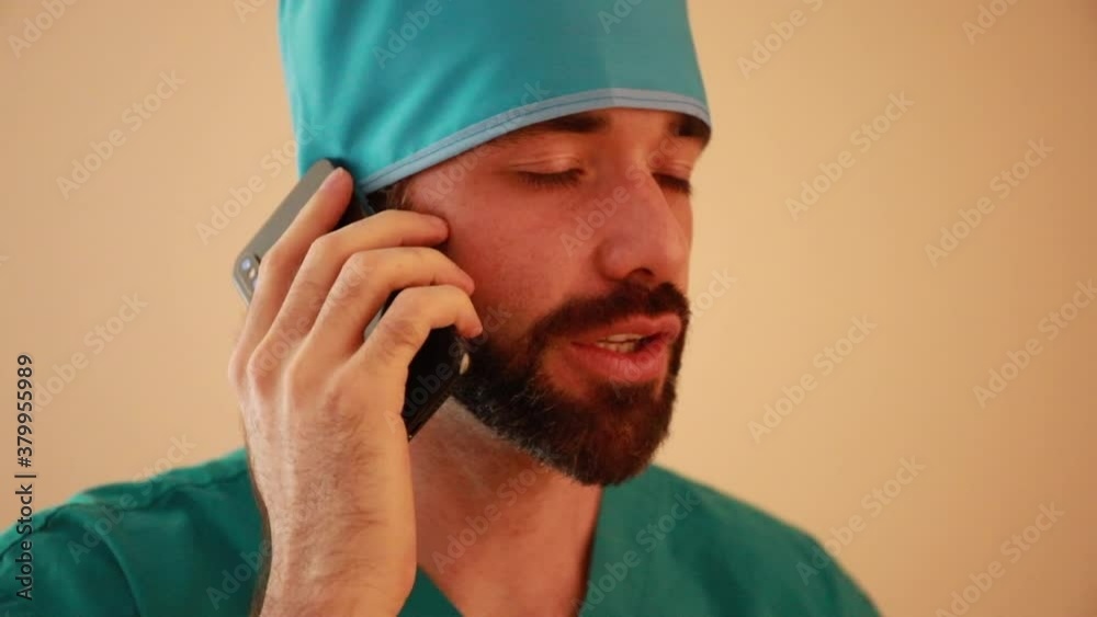 Medico mexicano hablando por telefono diagnosis paciente Medico mexicano hablando por telefono diagnosis paciente