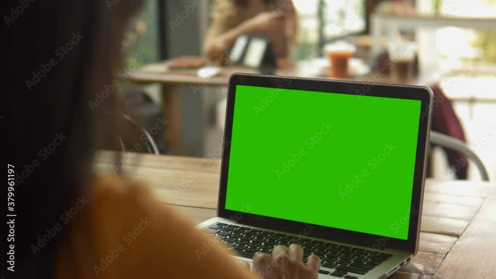 4K : A laptop computer with a key green screen set on work office table.