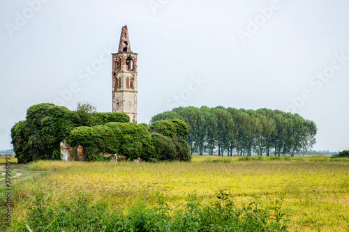 chiesa diroccata e risaie a casaleggio, novara