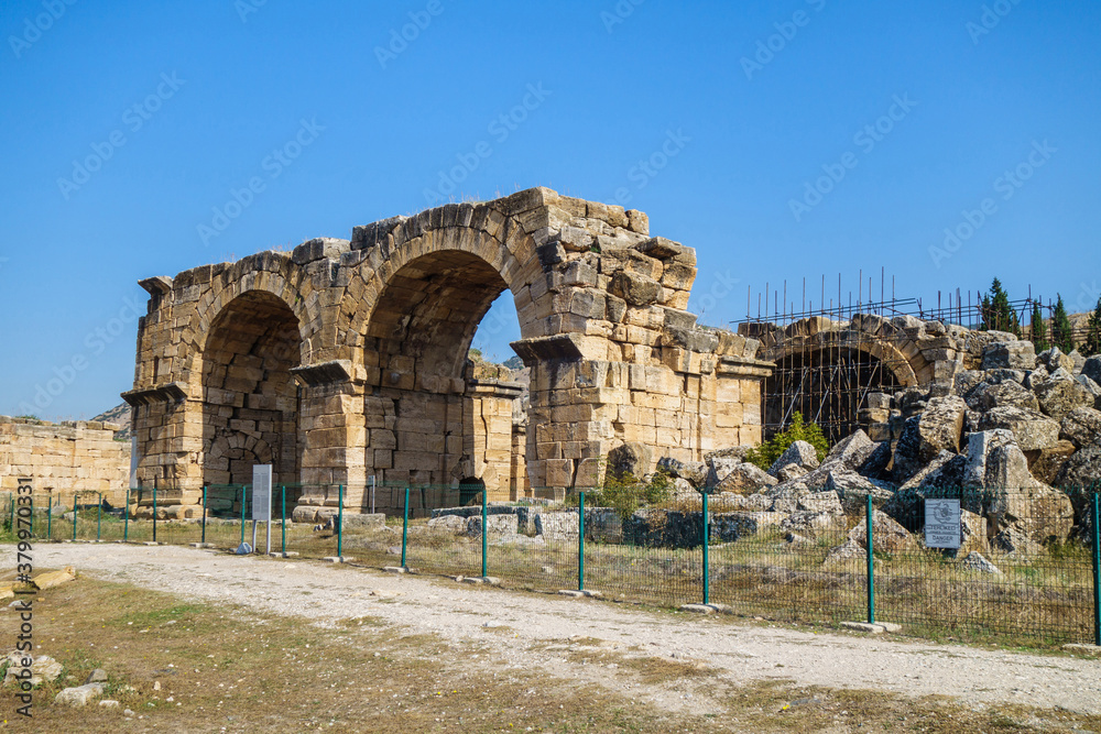 Φωτογραφία Antique basilica near necropolis of antique city Hierapolis, Pamukkale, Turkey