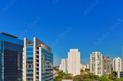 Foto aérea de São Paulo, predios de negocios ao fundo © Marcos