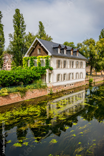 La petite france vue depuis les ponts couverts de Strasbourg photo