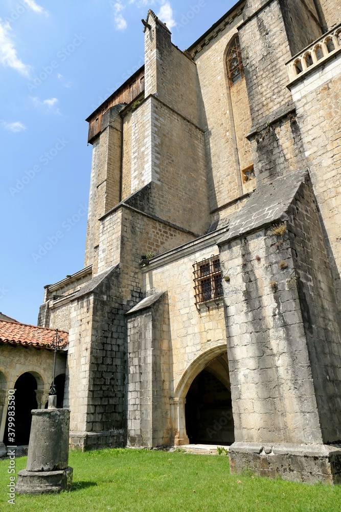 Fototapeta premium Façade sud de la Cathédrale Sainte-Marie de Saint-Bertrand-de-Comminges