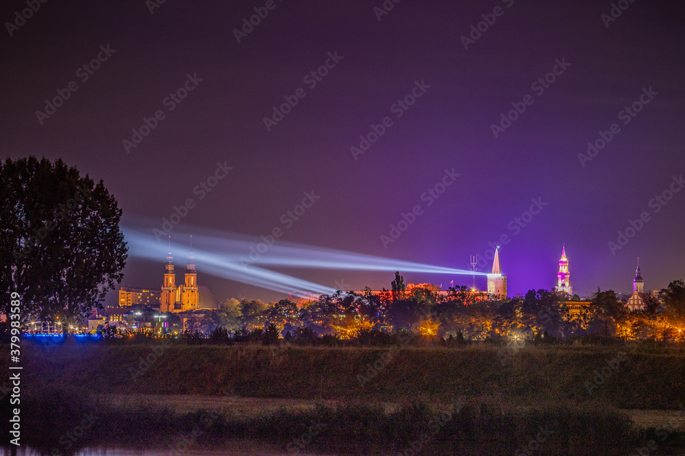Naklejka premium światła laserowe nad Opolem w nocy