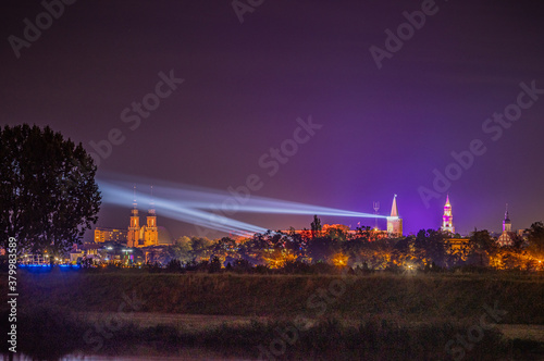 światła laserowe nad Opolem w nocy
