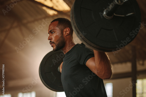 Fotografía Fit man doing back squats with heavy weights