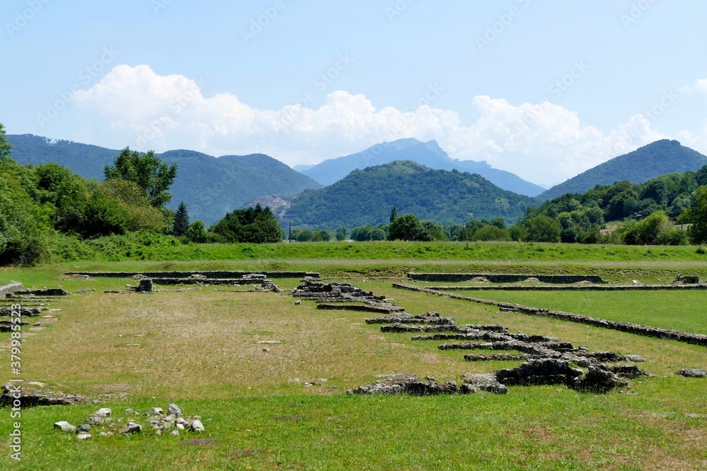 Les ruines romaines à Saint-Bertrand-de-Comminges avec les Pyrénées au loin