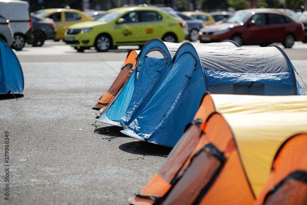Obraz premium Tents on the pavement during a protest