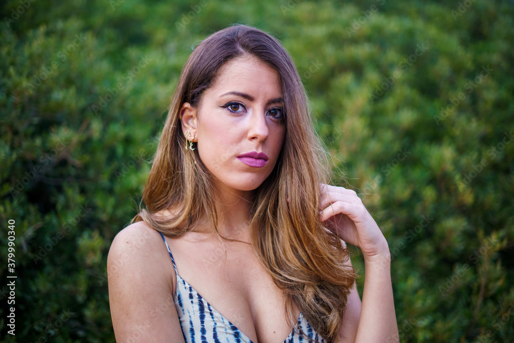 Naklejka premium Chica caminando por ruta de playa camino de madera y vegetacion junto a un acantilado en cadiz el sur de españa