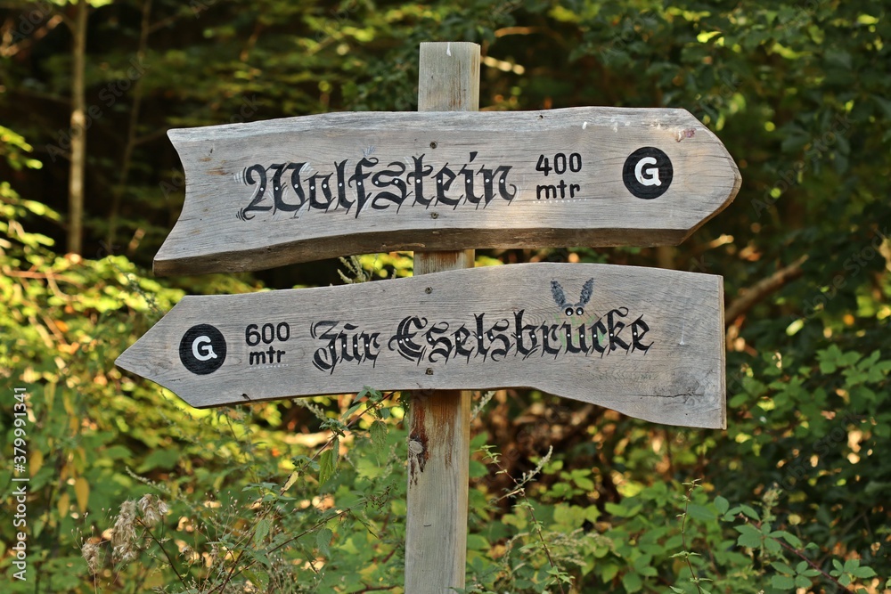 Wegweiser zum Wolfstein und der Eselsbrücke in Nordhessen