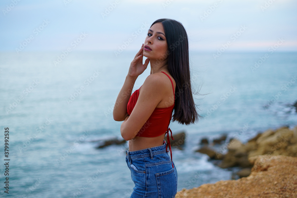 Chica caminando por ruta de playa camino de madera y vegetacion junto a un acantilado en cadiz el sur de españa
Chica caminando por ruta de playa camino de madera y vegetacion junto a un acantilado en cadiz el sur de españa