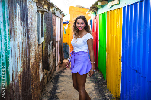 Photos Chica joven con falda en una calle estrecha de un barrio pobre de favela en rio