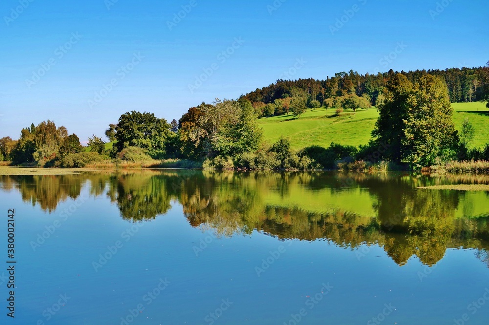 Landschaft, im Wasser gespiegelt