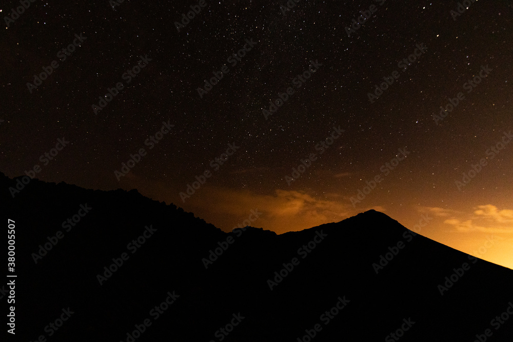Fototapeta Paisaje nocturno estelar en Lanzarote