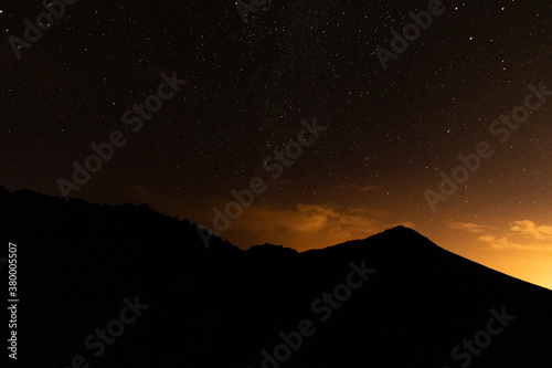 Paisaje nocturno estelar en Lanzarote