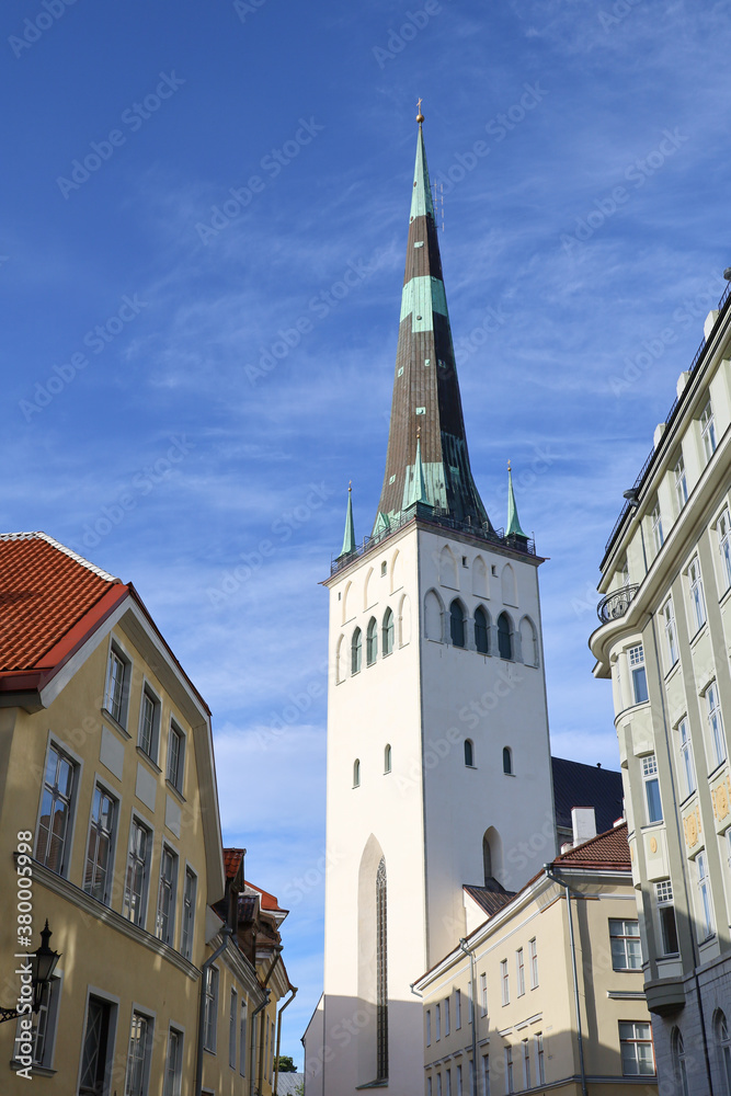 Obraz premium Street in Tallinn, Estonia, at sunset 